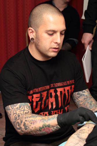 Portrait of Jeff Gogue tattooing during his seminar at Graphicaderme Avignon 2014