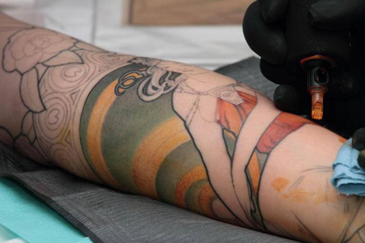 Vue d'ensemble d'un bras tatoué Mucha en cours de réalisation lors du séminaire Jeff Gogue à Avignon
