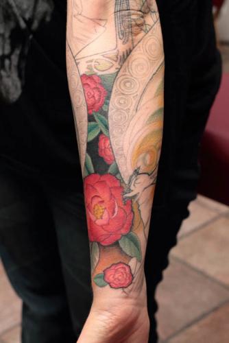 Tatouage de fleurs japonisantes en couleur réalisé lors du séminaire Jeff Gogue à Avignon