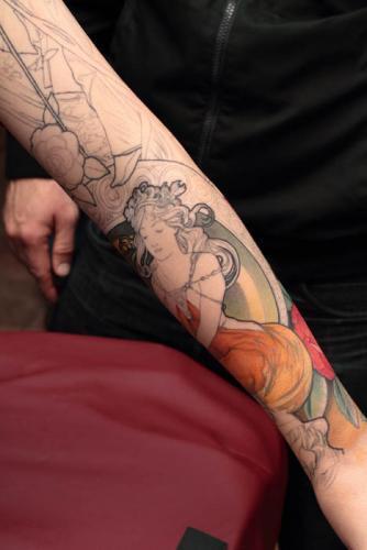 Tatouage inspiré de Mucha avec figure féminine en couleur réalisé lors du séminaire Jeff Gogue à Avignon
