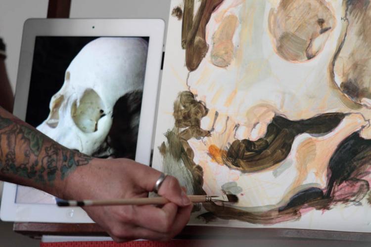 eff Gogue peignant un crâne en direct lors de son séminaire de tatouage à Avignon chez Graphicaderme