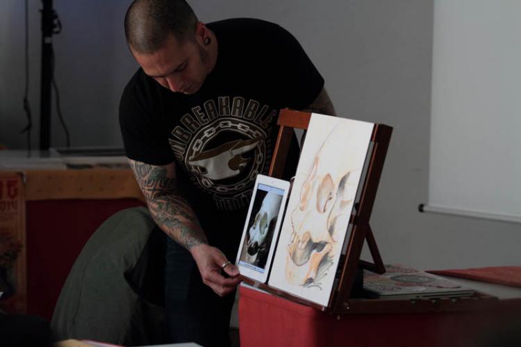 Jeff Gogue devant son tableau en cours sur chevalet, séminaire de tatouage Avignon 2014
