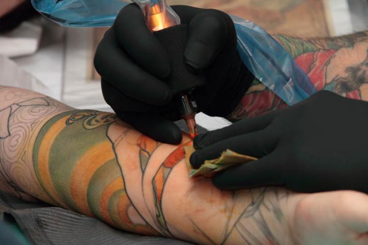 Close up on Jeff Gogue's machine tattooing during his seminar in Avignon Title : Jeff Gogue — machine close up, Avignon seminar