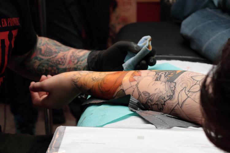 Jeff Gogue tattooing live during his seminar in Avignon, Mucha figure in progress Title : Jeff Gogue — tattoo in progress, Avignon seminar