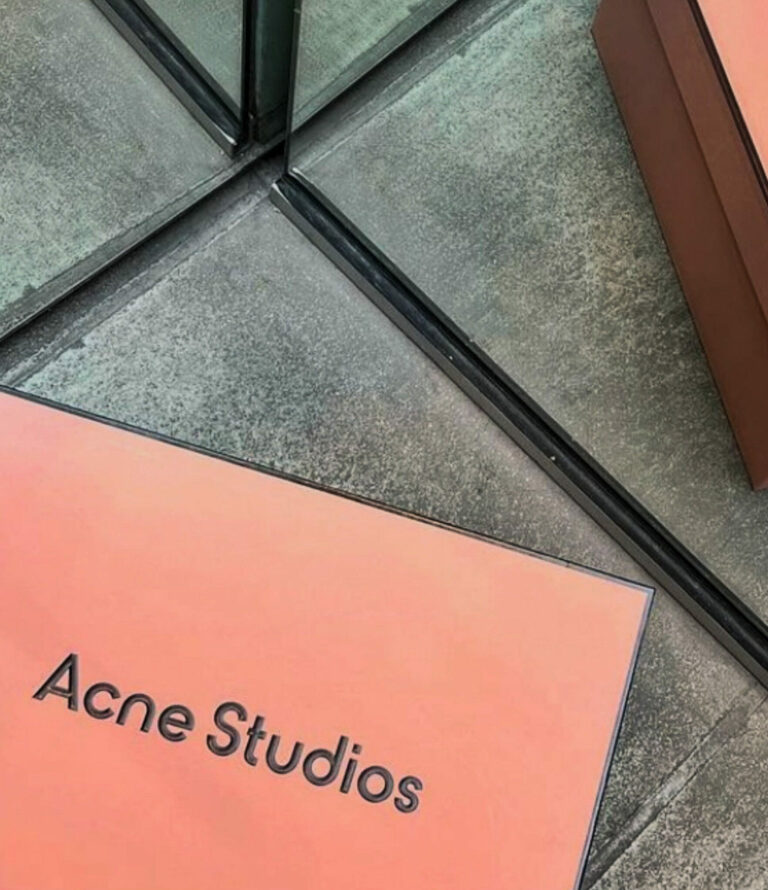 Boîtes Acne Studios posées au sol, vide dressing Tamara Chaudesaigues Villeneuve-lès-Avignon
