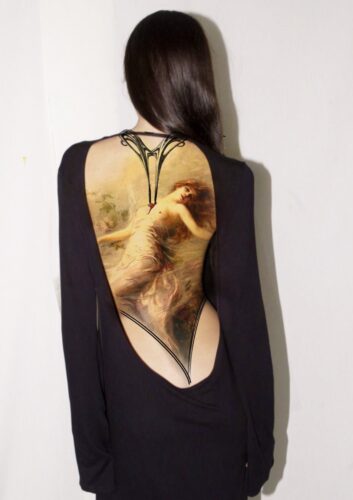 Dos tatoué en couleur sur illustration originale inspirée d'Édouard Bisson et de l'Art Nouveau, par Tamara Chaudesaigues à Avignon