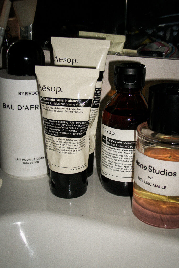 Routine beauté de Tamara Chaudesaigues : Aesop, Byredo Bal d'Afrique, Frédéric Malle Acne Studios et Be Plain sur un plan vasque
