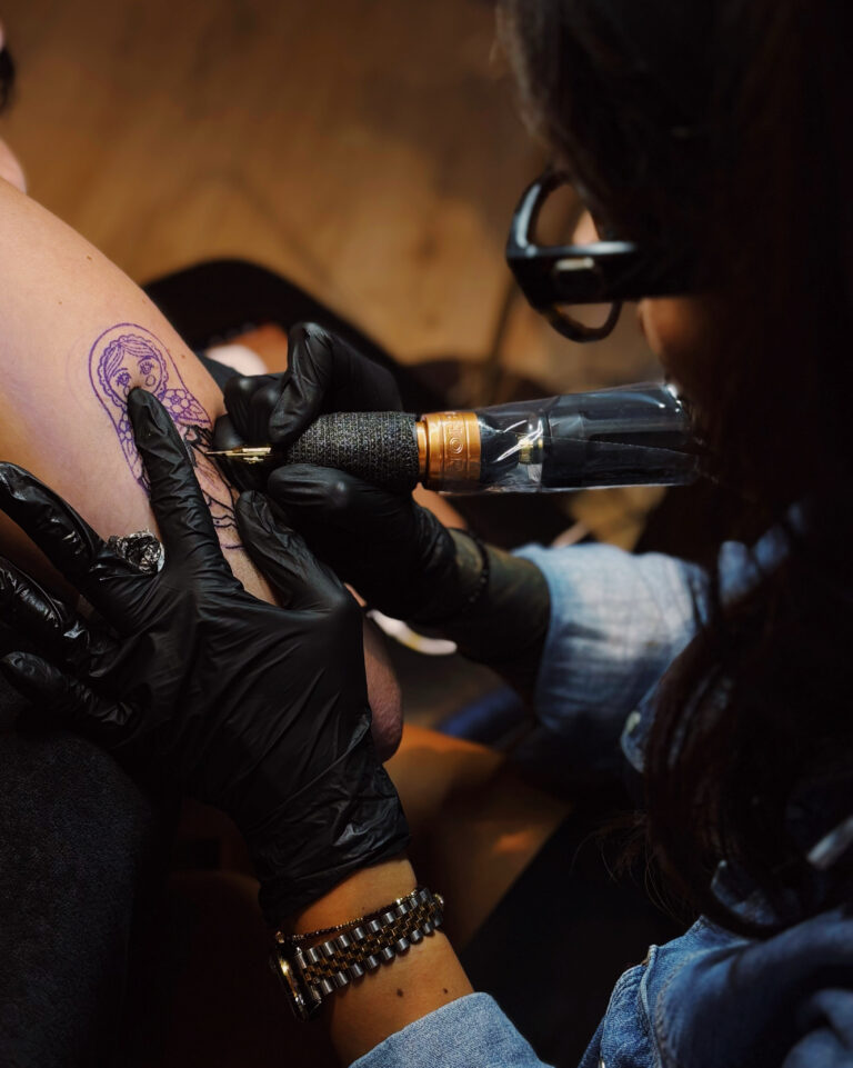 Tamara Chaudesaigues en train de tatouer au studio Graphicaderme à Avignon, séance de tatouage en cours