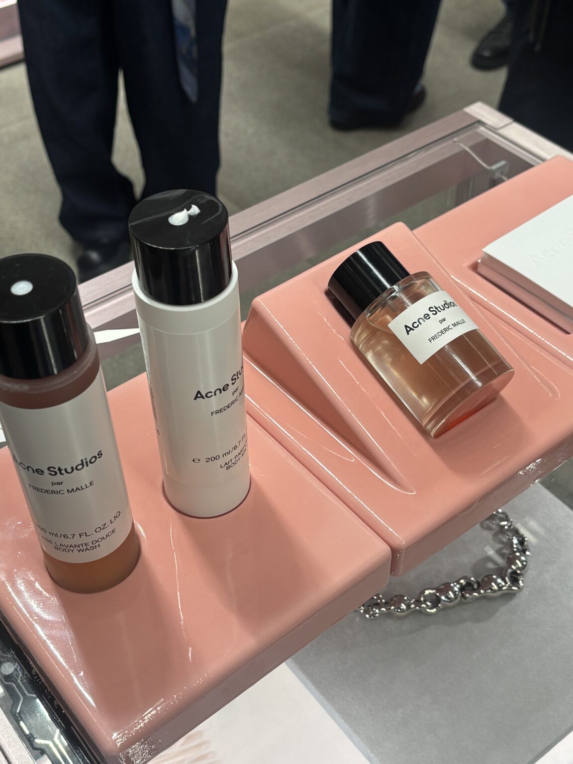 Produits Acne Studios par Frédéric Malle photographiés par Tamara Chaudesaigues à Paris