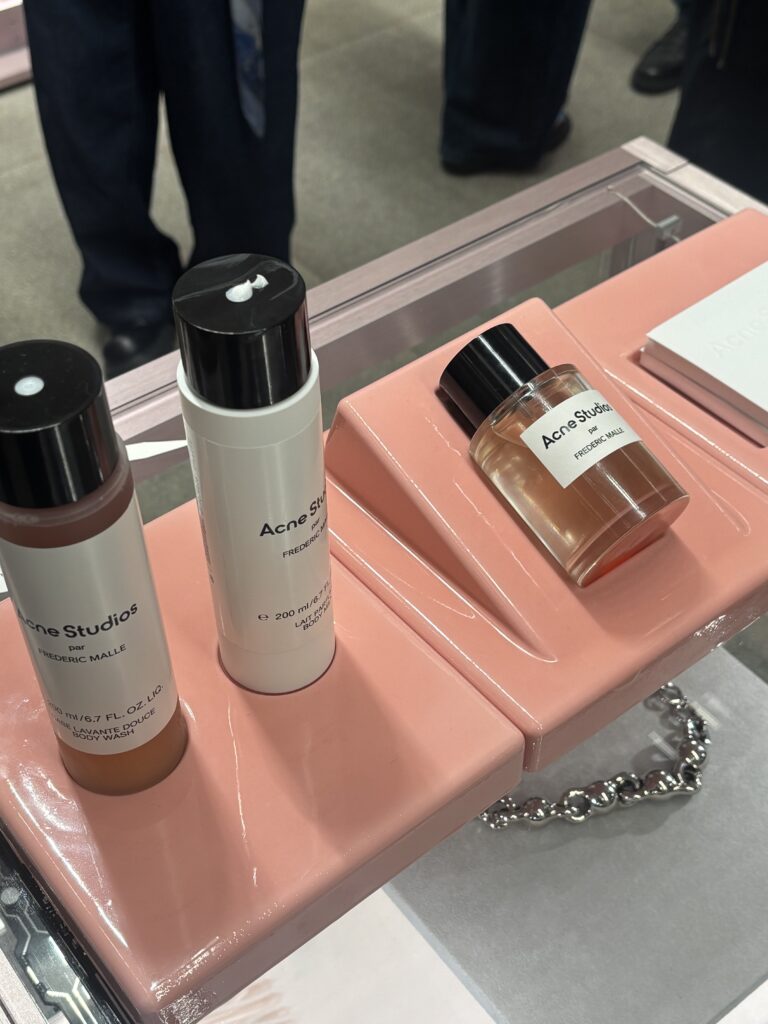 Produits Acne Studios par Frédéric Malle photographiés par Tamara Chaudesaigues à Paris
