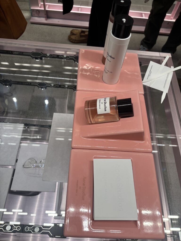 Gel douche, lait pour le corps et parfum Acne Studios par Frédéric Malle présentés à Paris