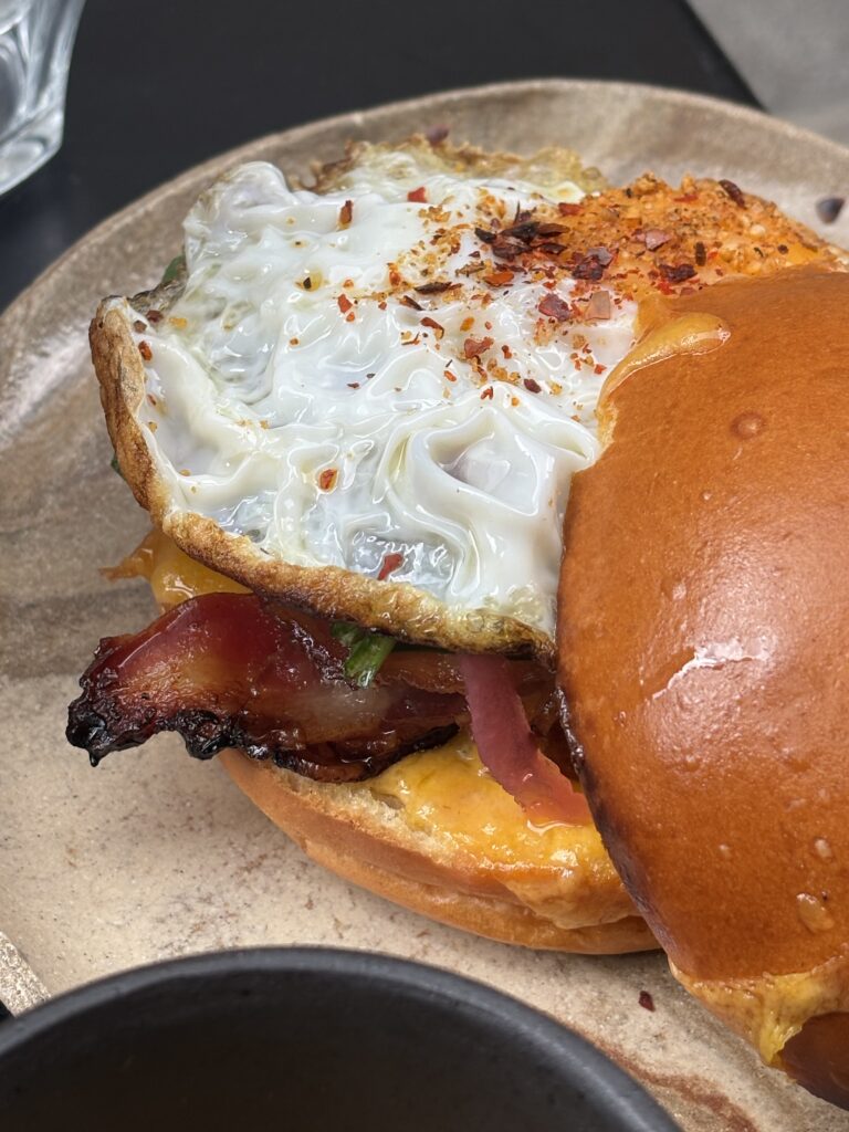Bacon eggs muffin servi chez Café Berry à Paris