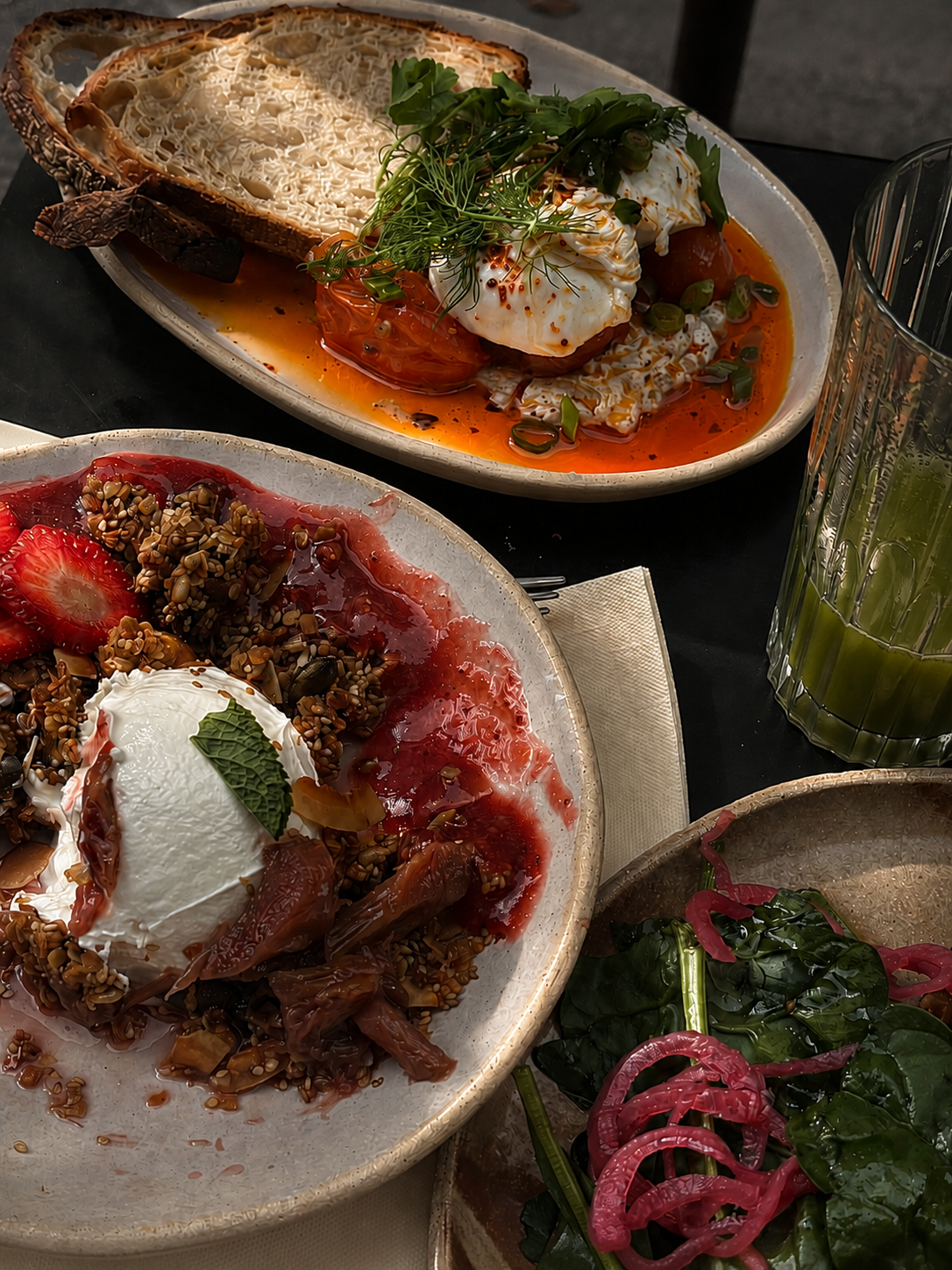 Brunch chez Café Berry dans le Marais avec Turkish Eggs, granola, grilled cheese et jus vert.