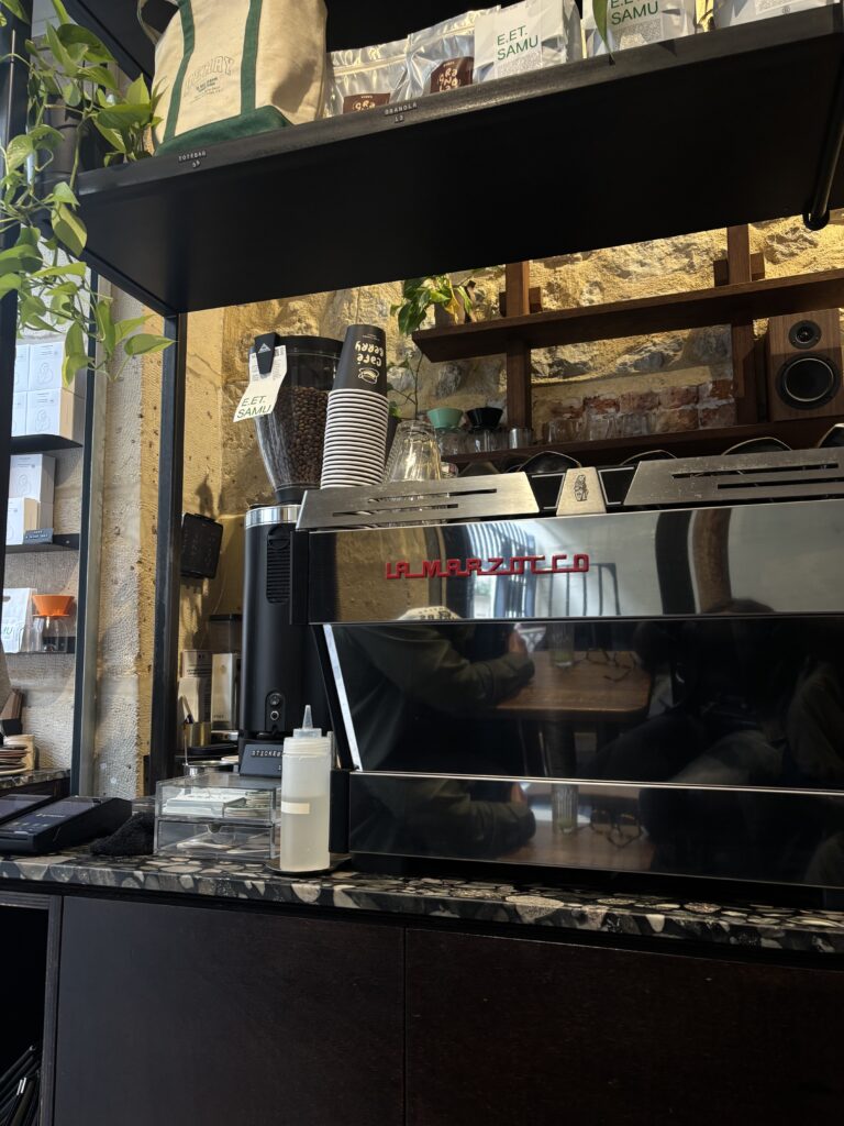 Machine à café à l’intérieur de Café Berry Paris