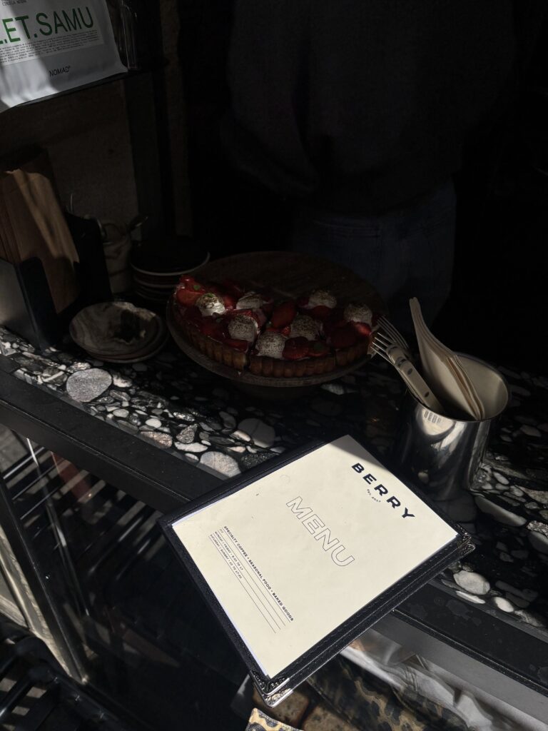 Menu et tarte aux fraises chez Café Berry à Paris