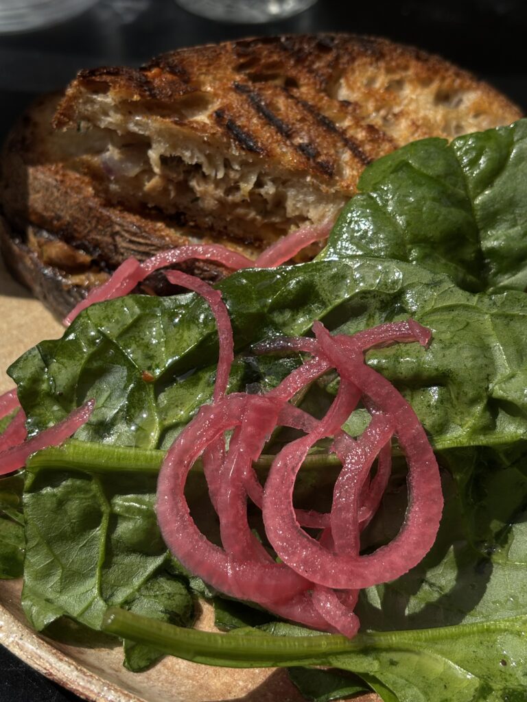 Grilled cheese servi chez Café Berry avec salade.
