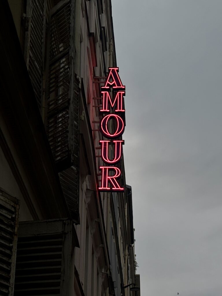 Enseigne de l'Hôtel Amour Paris