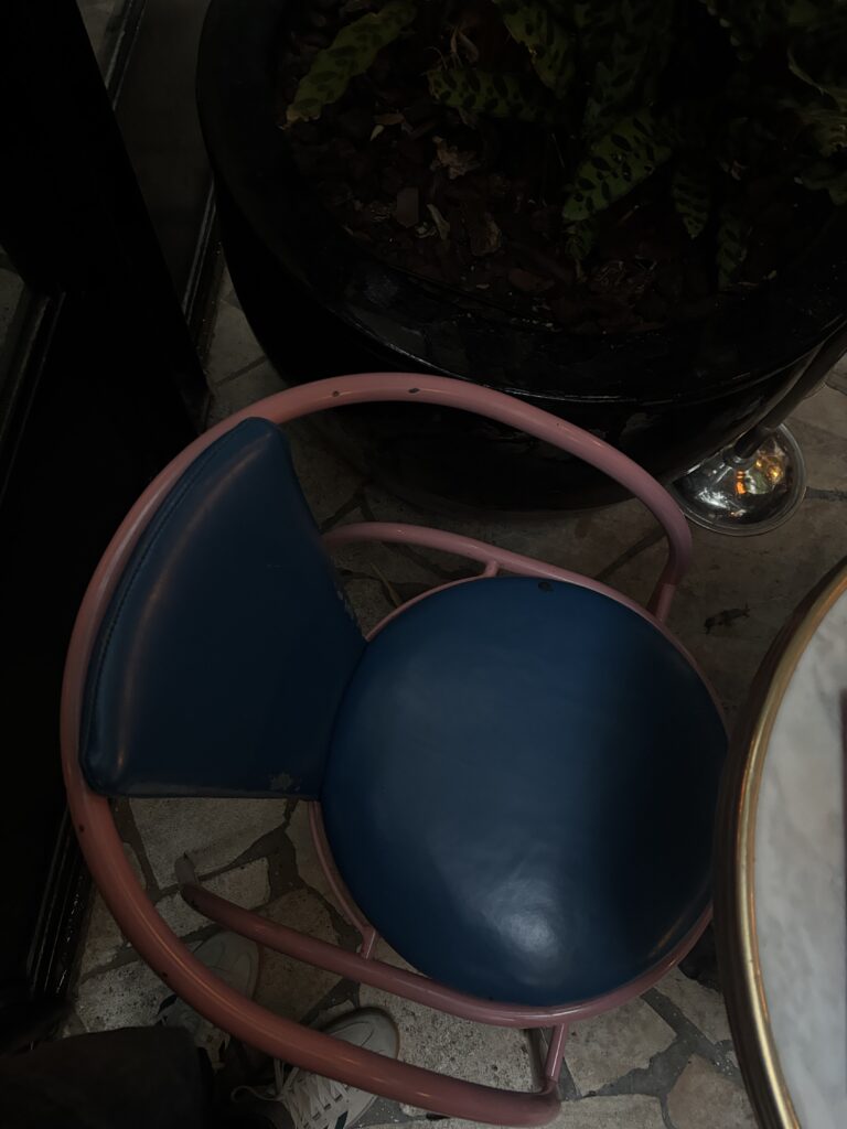 Chaise rose et bleue dans la décoration de l'Hôtel Amour Paris