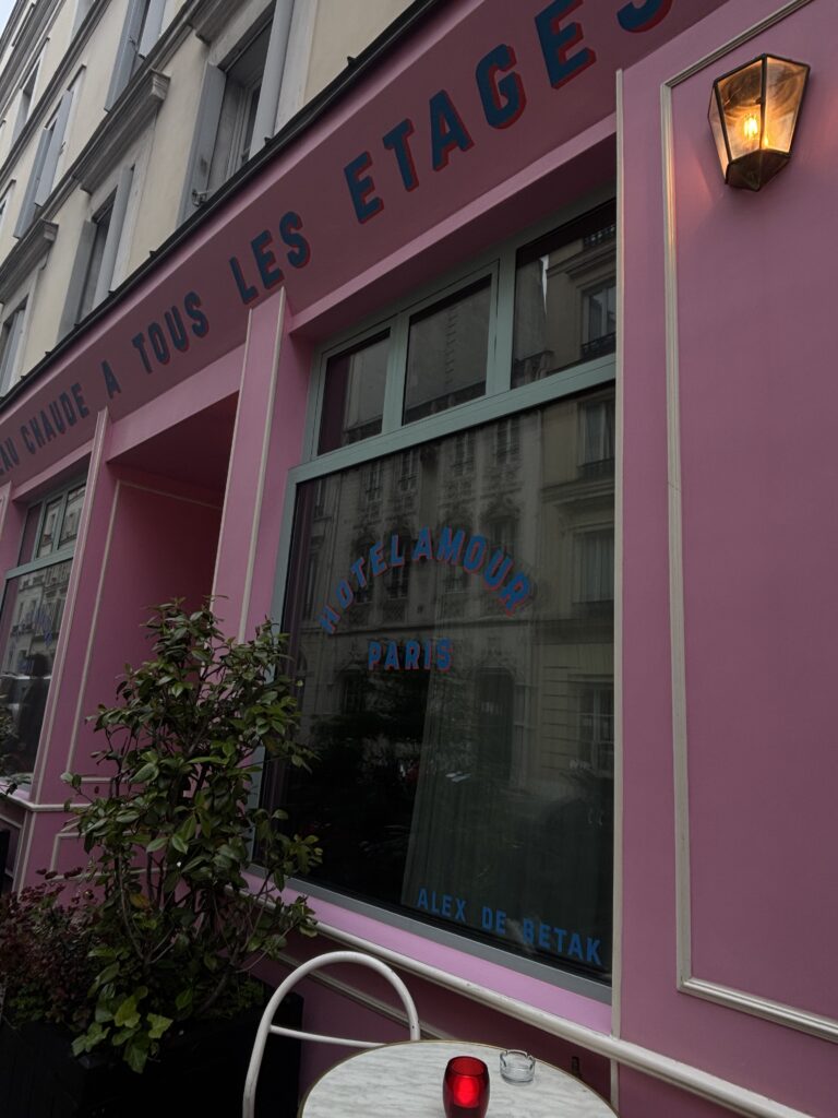 Façade rose de l'Hôtel Amour Paris près de Montmartre à Paris