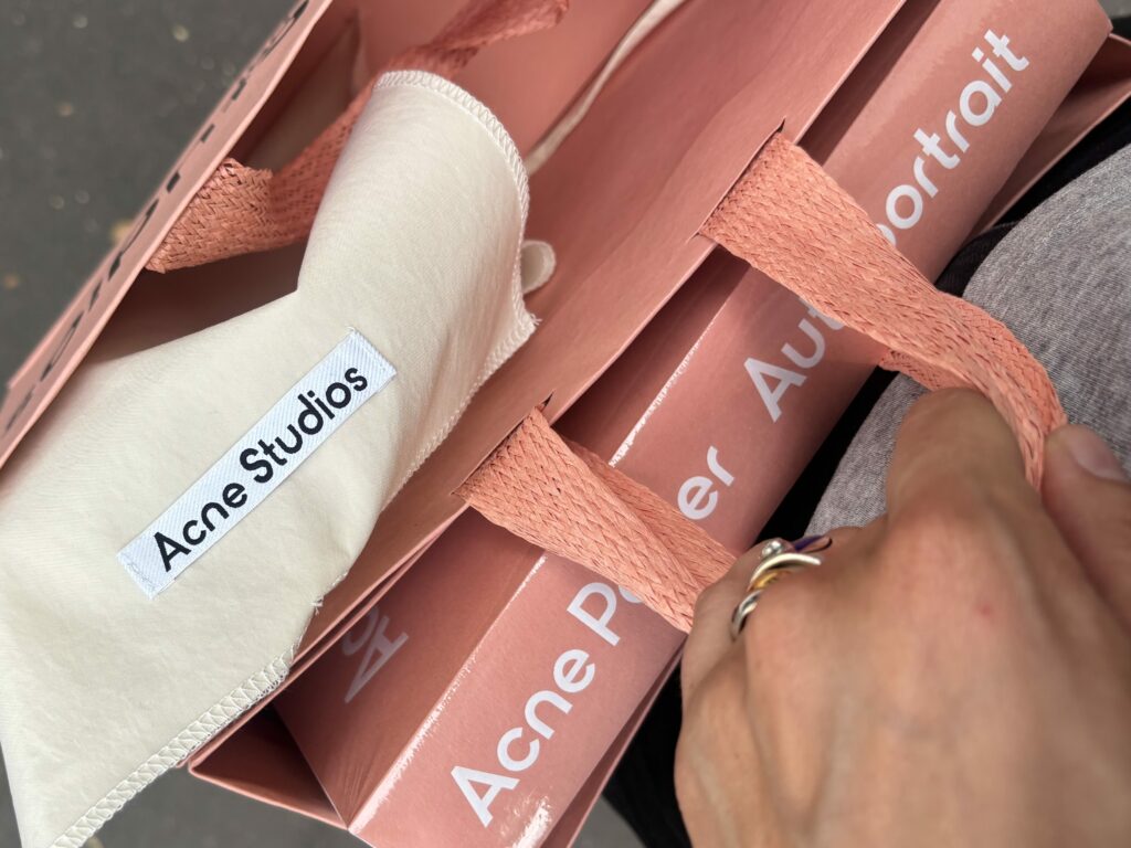 Sacs Acne Studios, soins Frédéric Malle et dernier numéro d’Acne Paper achetés par Tamara Chaudesaigues à Paris.
