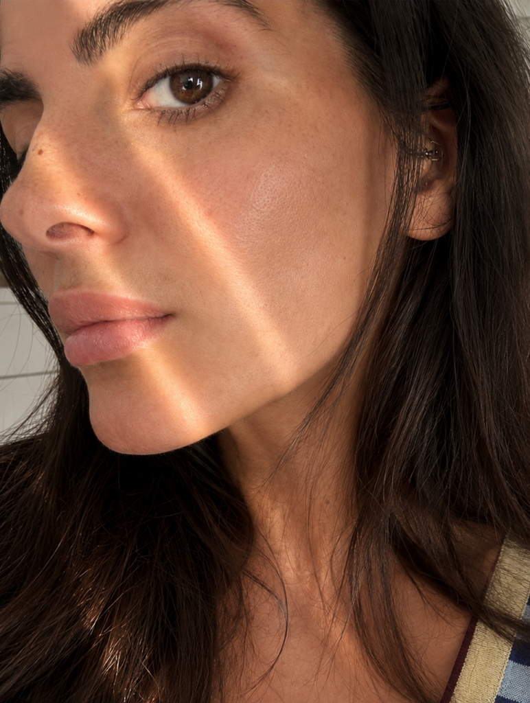 Peau grasse avec pores dilatés sans fond de teint
