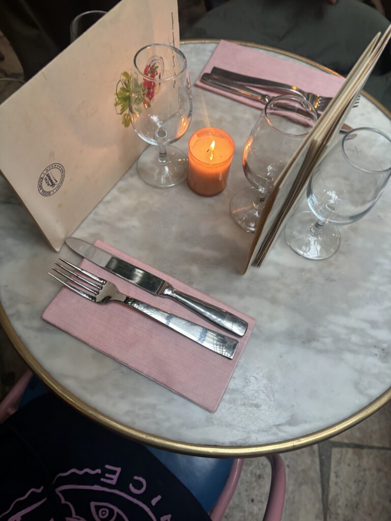 Table dressée au restaurant de l'Hôtel Amour Paris