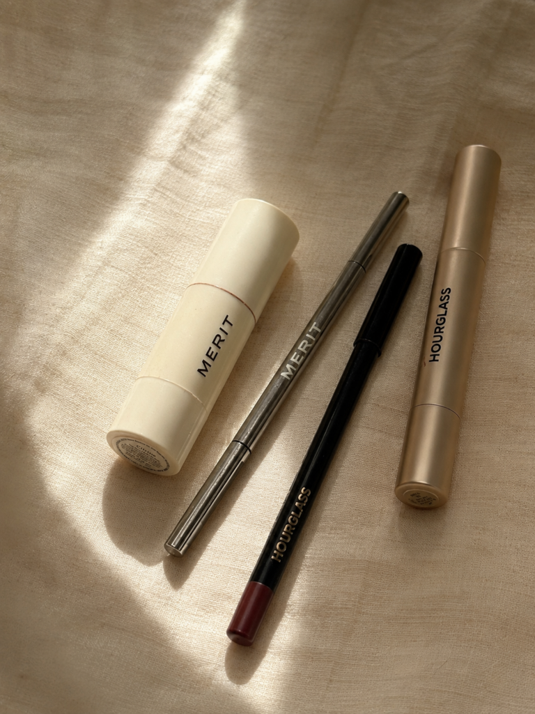 Produits Merit et Hourglass utilisés dans la routine maquillage naturel de Tamara Chaudesaigues.