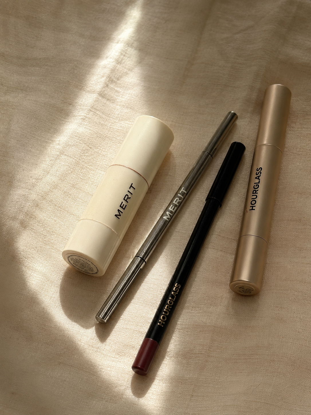Produits Merit et Hourglass utilisés dans la routine maquillage naturel de Tamara Chaudesaigues.