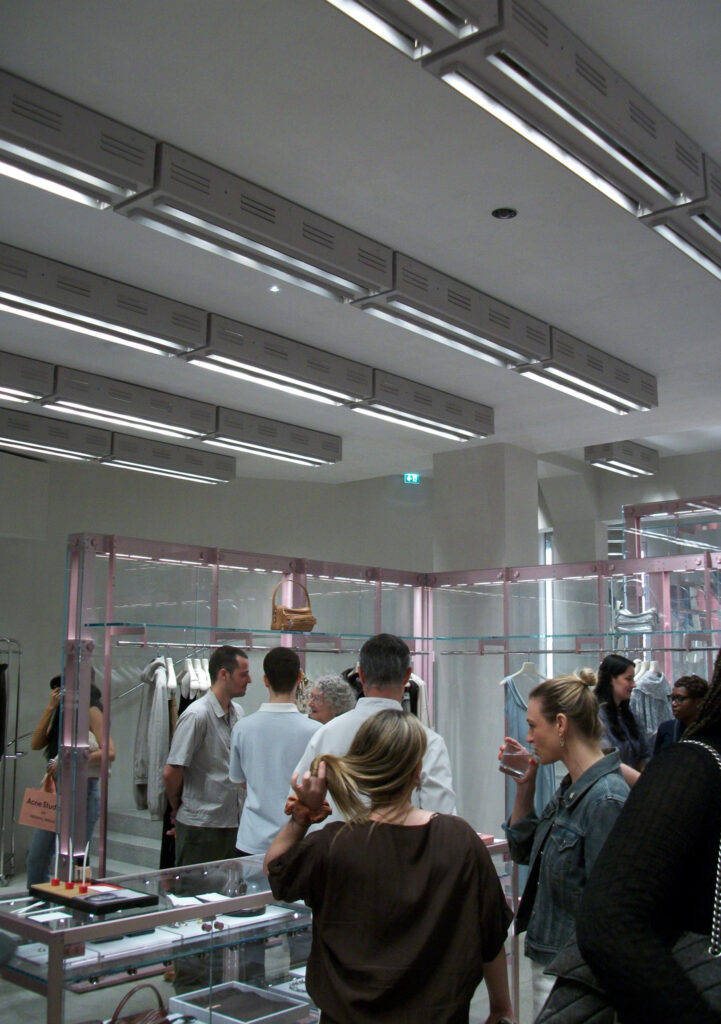 Invités réunis dans la boutique Acne Studios à Paris pendant la soirée Frédéric Malle