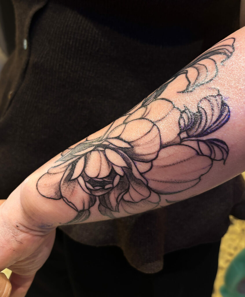 Tatouage floral sur l’avant-bras pendant la cicatrisation