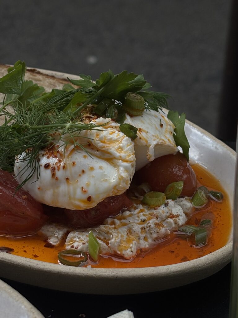 Turkish eggs servis chez Café Berry dans le Marais