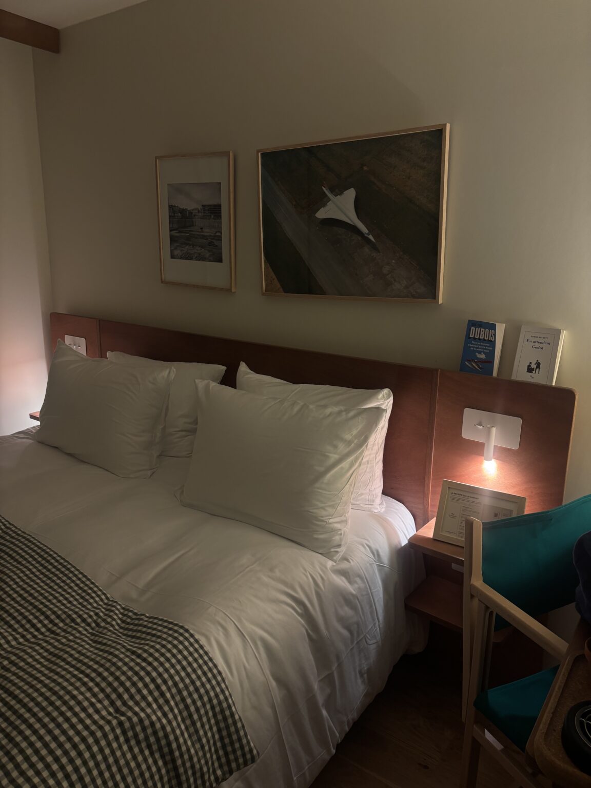 Decoration with wood, books and touches of green in the bedroom