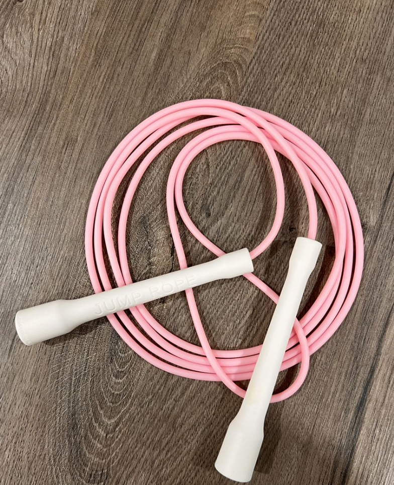 Corde à sauter utilisée dans ma routine sportive.