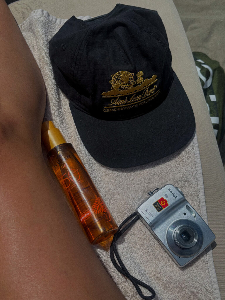 Casquette Aimé Leon Dore, appareil photo Kodak et huile solaire Nuxe SPF 50