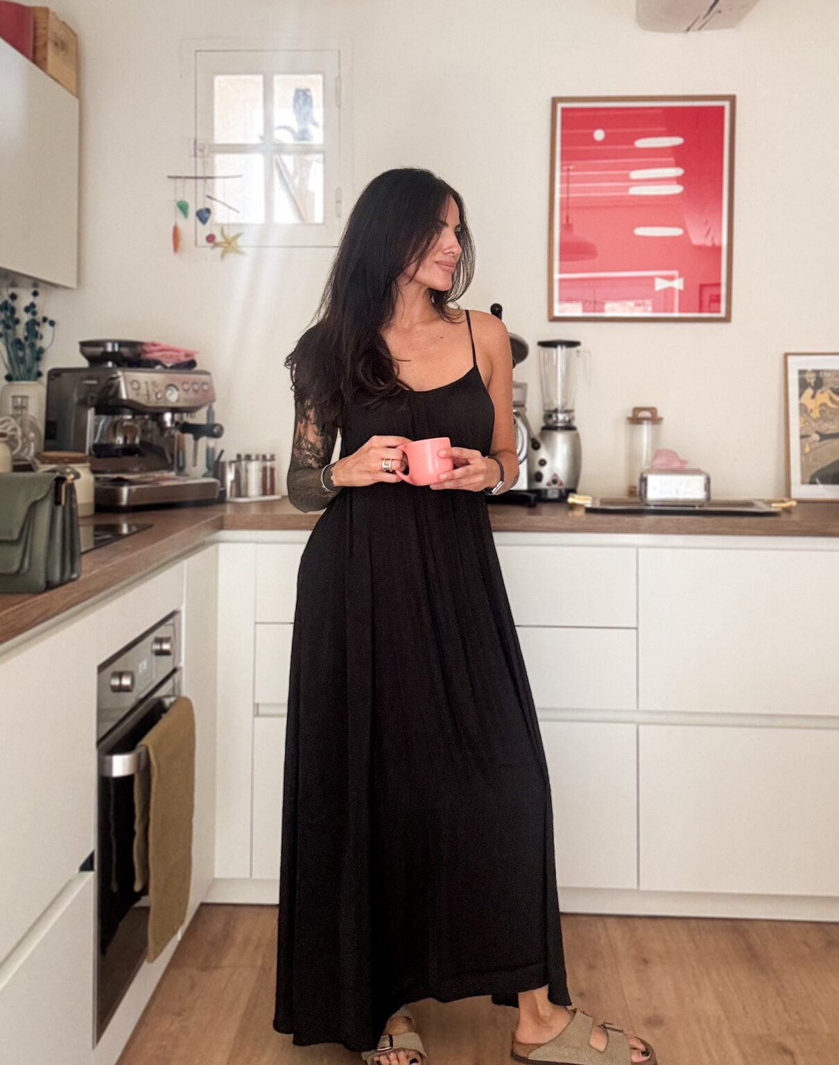 Idée de look d’été femme avec une robe noire longue Monoprix et des Birkenstock Arizona beige