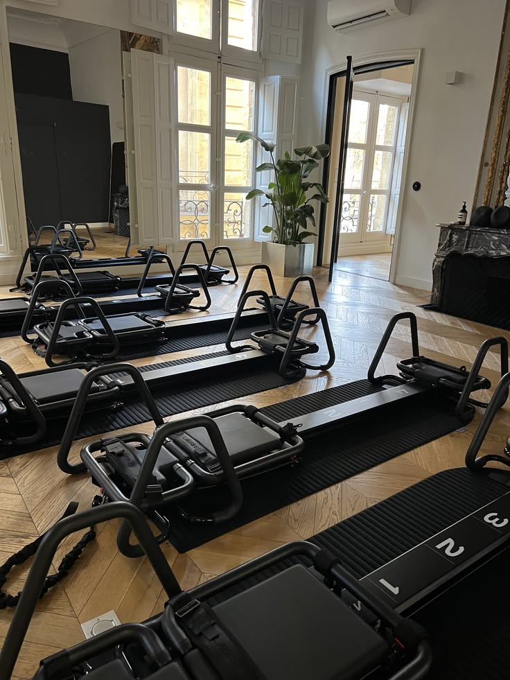 Studio de Lagree avec plusieurs machines Megaformer chez Kosm aux Angles