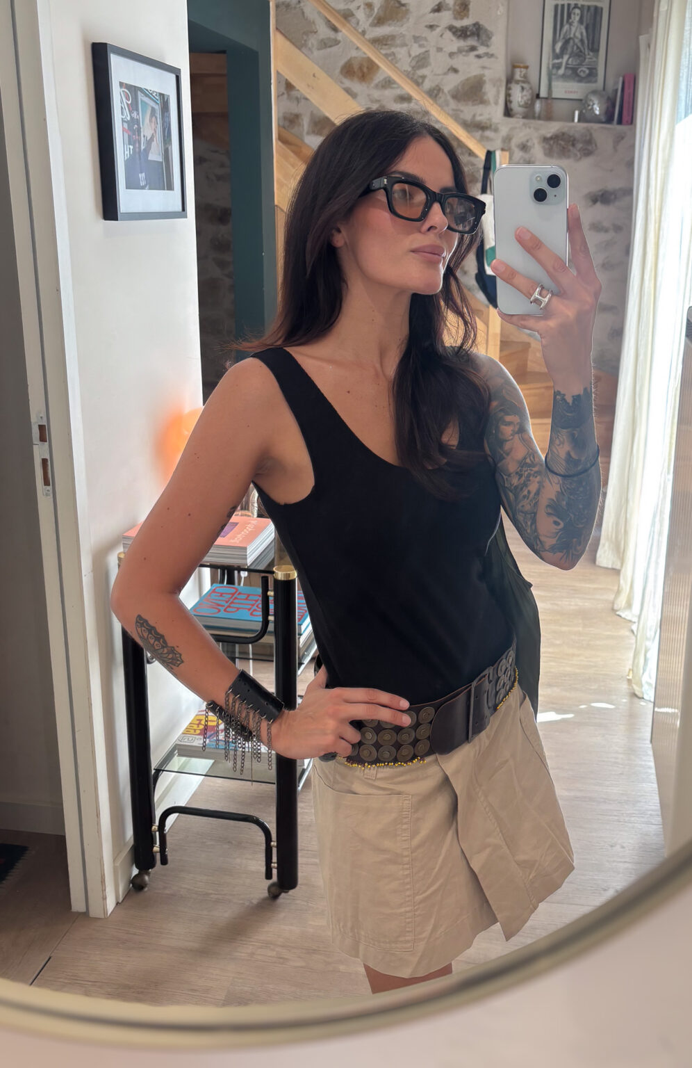 Look casual chic femme avec jupe beige, ceinture antik batik et débardeur noir