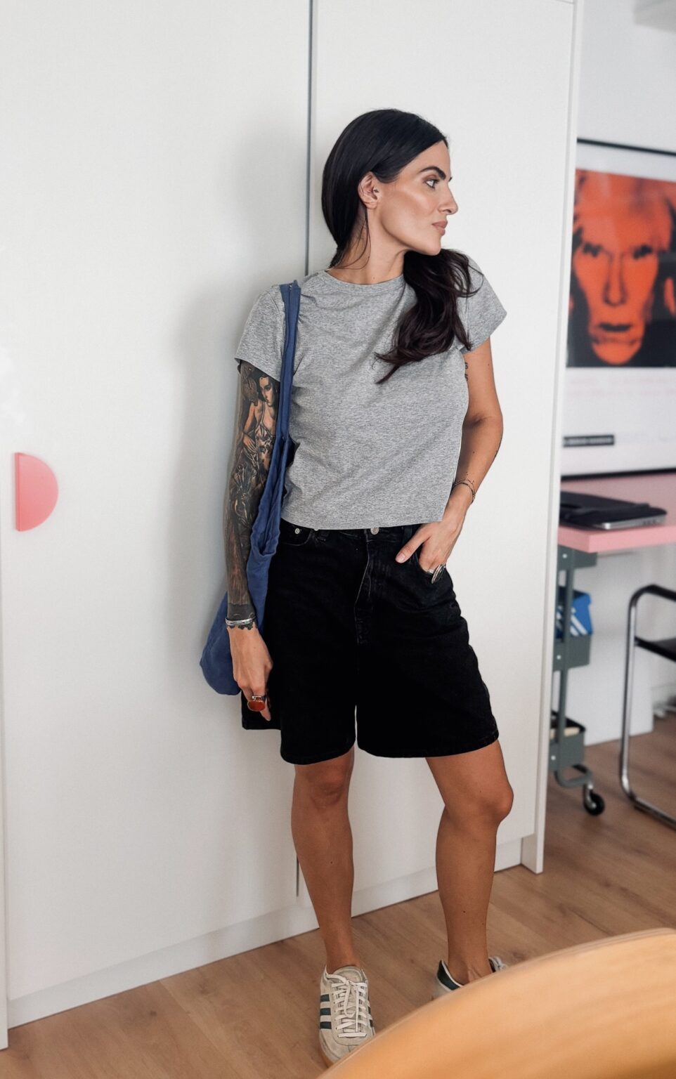 Look d’été décontracté avec short noir et Adidas Spezial