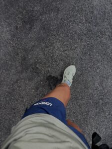 Tamara Chaudesaigues faisant une séance de marche rapide en pente sur un tapis de course.