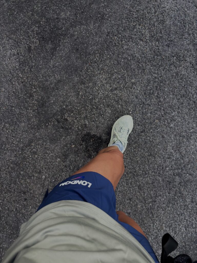 Tamara Chaudesaigues faisant une séance de marche rapide en pente sur un tapis de course.