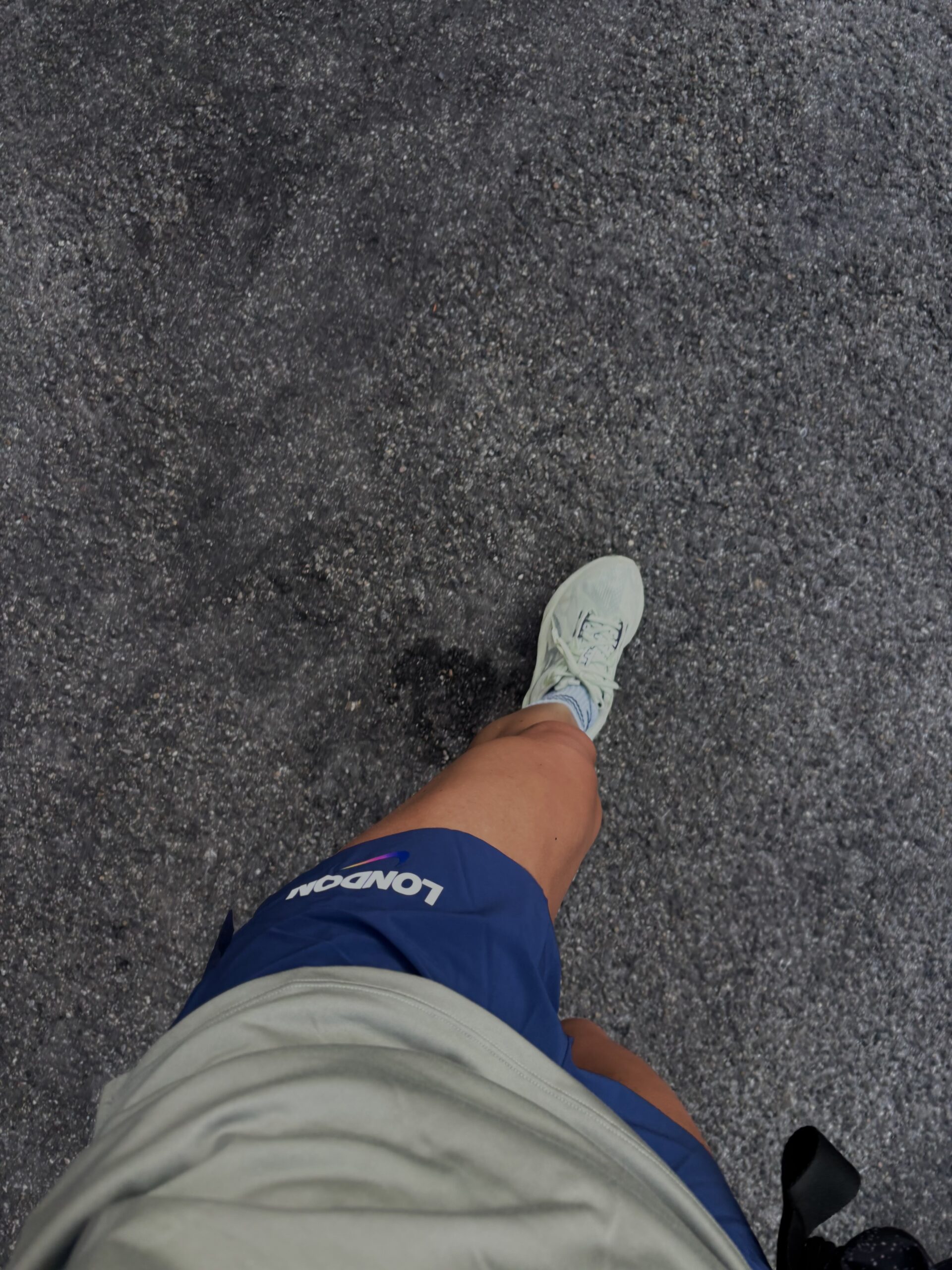 Tamara Chaudesaigues faisant une séance de marche rapide en pente sur un tapis de course.