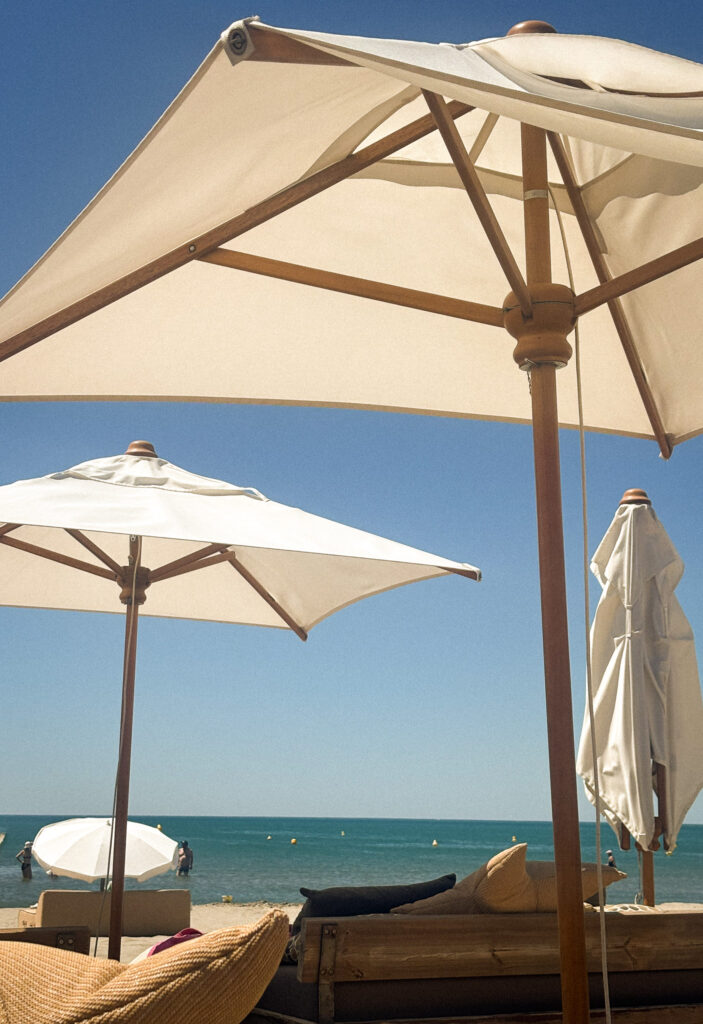 Palace Plage, Palavas Un été avec parasols et transats