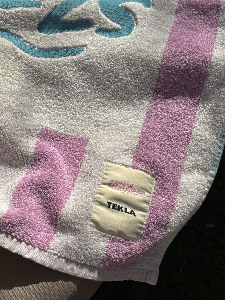 Serviette de plage Hôtel Amour x Tekla rose et blanche