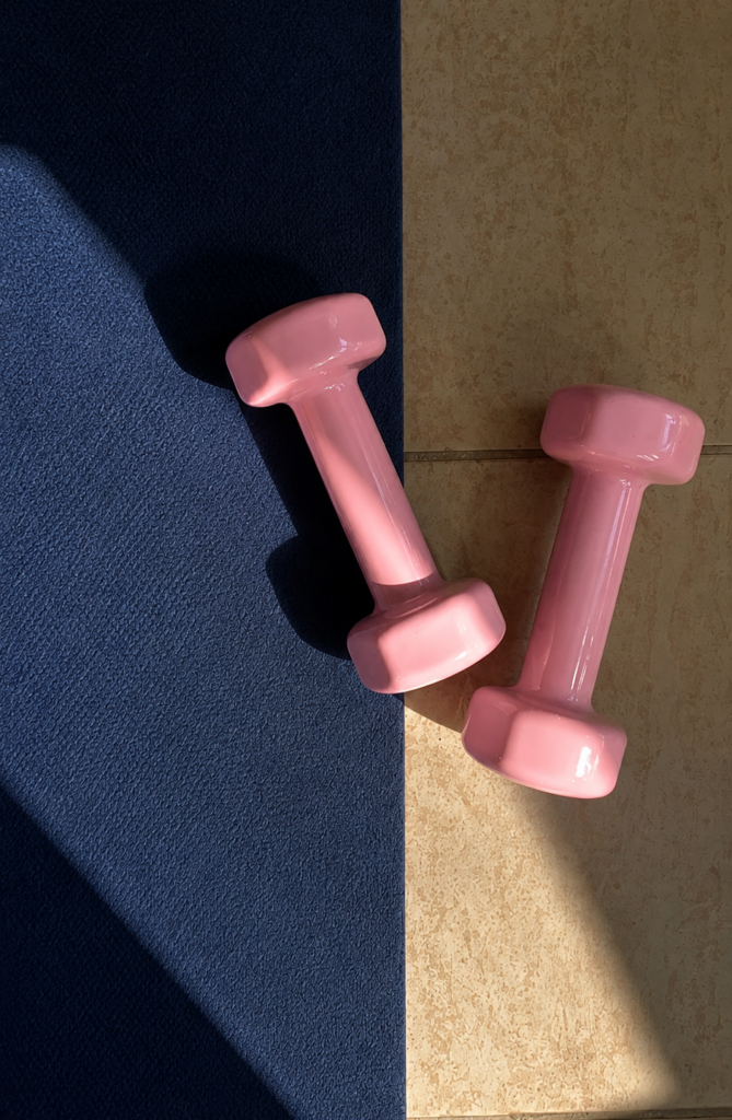 Haltères roses utilisés dans ma routine sportive