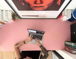 Tamara Chaudesaigues travaillant sur un projet de webdesign