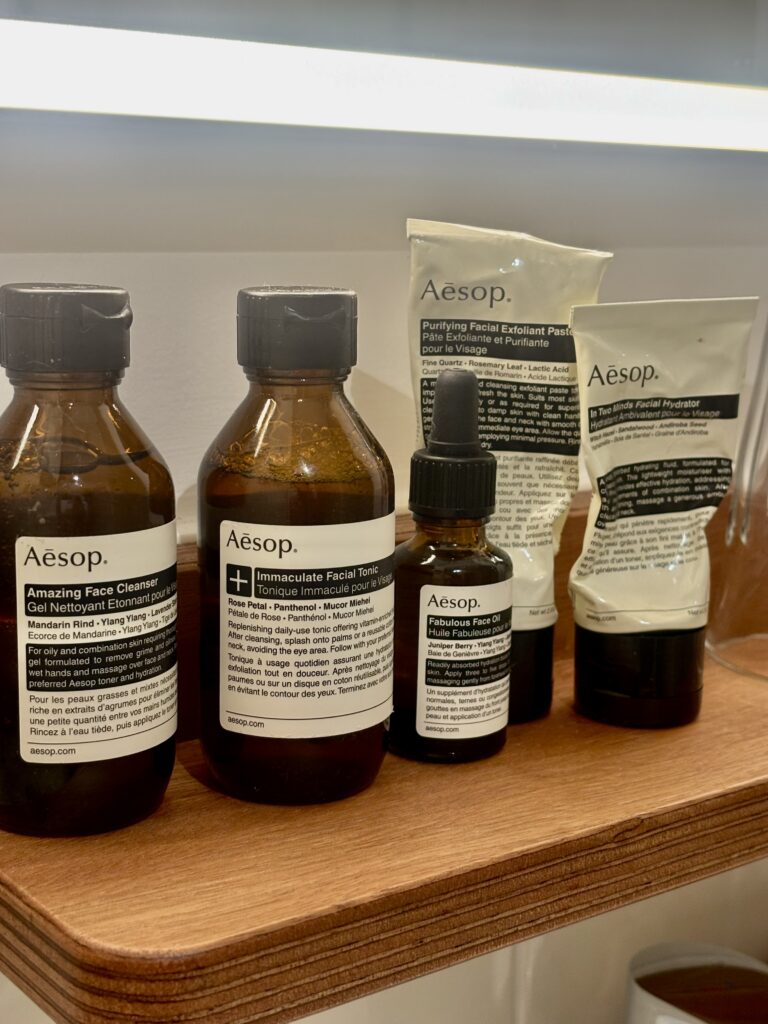 Produits Aesop Amazing Face Cleanser, Immaculate Facial Tonic, Fabulous Face Oil, Purifying Facial Exfoliant Paste et In Two Minds Facial Hydrator