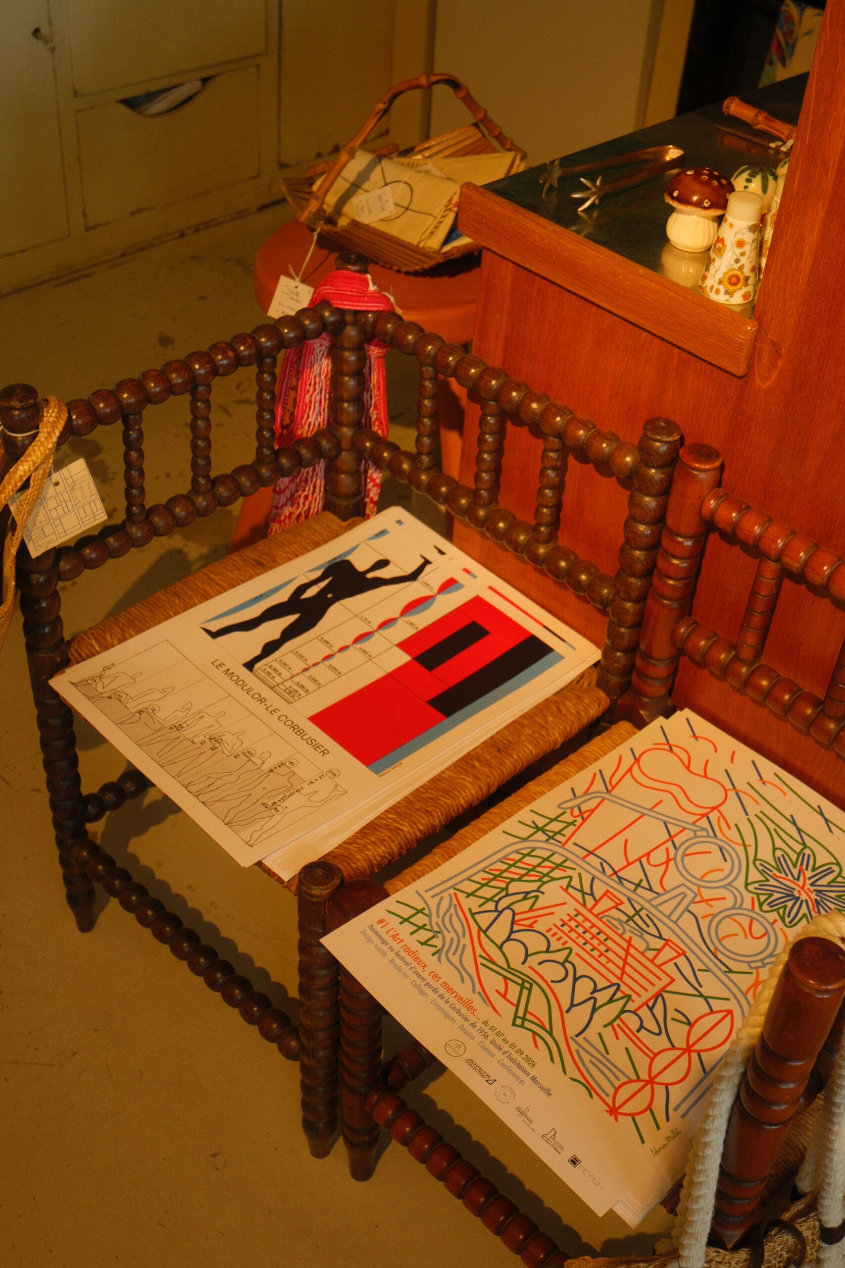 Affiches colorées consacrées au Modulor et à Le Corbusier exposées chez Maison Mirbel