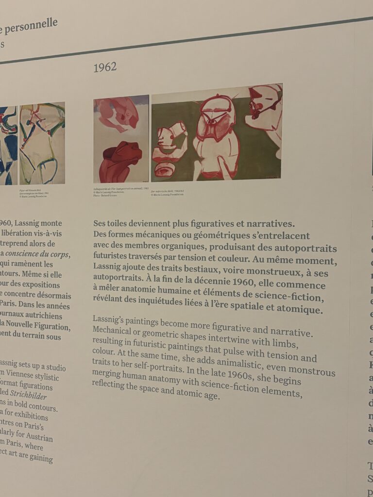 Panneau d’archives retraçant l’année 1962 dans l’exposition Maria Lassnig à LUMA Arles