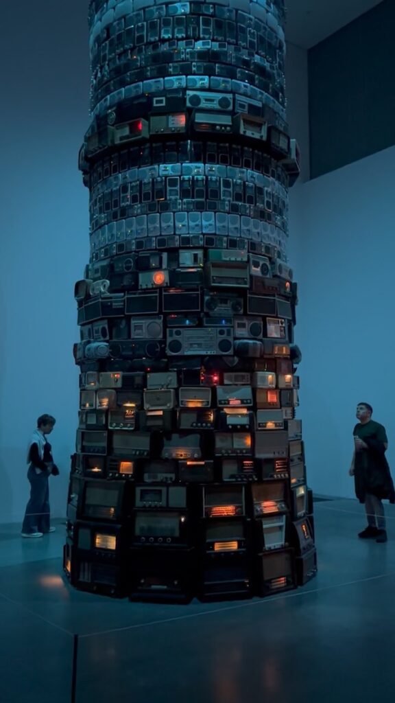 Vue rapprochée de Babel de Cildo Meireles et de ses centaines de radios à la Tate Modern