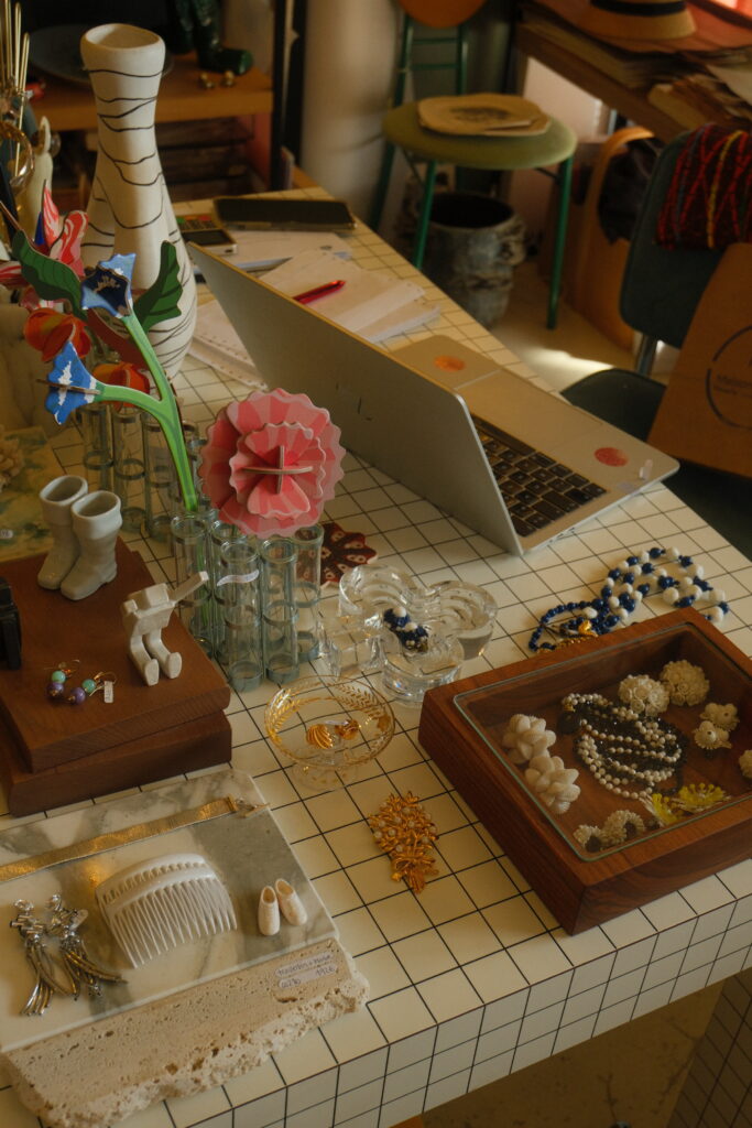 Bijoux, vases et petits objets présentés sur le comptoir de Maison Mirbel